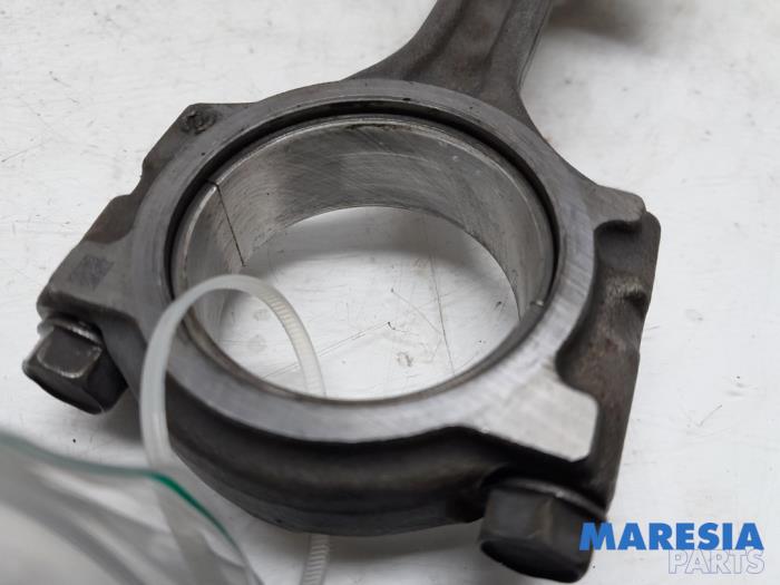 Drijfstang van een Renault Clio IV (5R) 1.2 TCE 16V GT EDC 2014