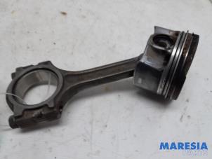 Gebruikte Drijfstang Renault Clio IV (5R) 1.2 TCE 16V GT EDC Prijs € 60,00 Margeregeling aangeboden door Maresia Parts