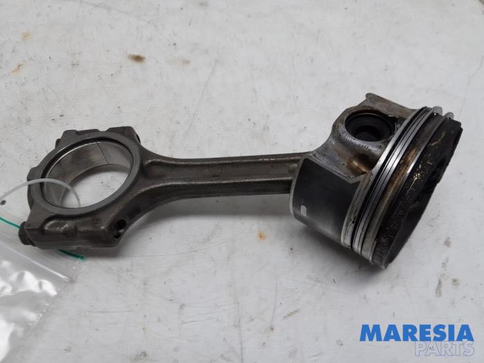 Gebruikte Drijfstang Renault Clio IV (5R) 1.2 TCE 16V GT EDC Prijs € 75,00 Margeregeling aangeboden door Maresia Parts
