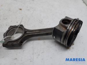 Gebruikte Drijfstang Renault Clio IV (5R) 1.2 TCE 16V GT EDC Prijs € 60,00 Margeregeling aangeboden door Maresia Parts