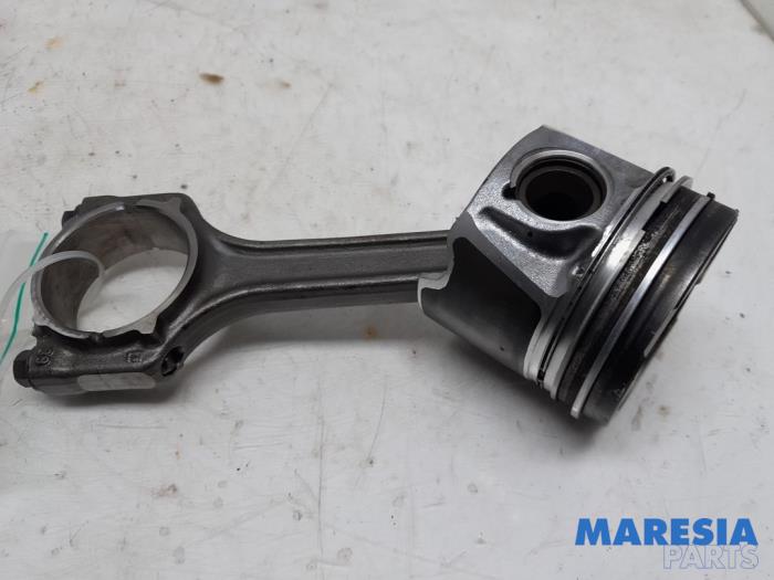 Gebruikte Drijfstang Fiat 500 (312) 1.3 MJTD 16V Prijs € 59,99 Margeregeling aangeboden door Maresia Parts