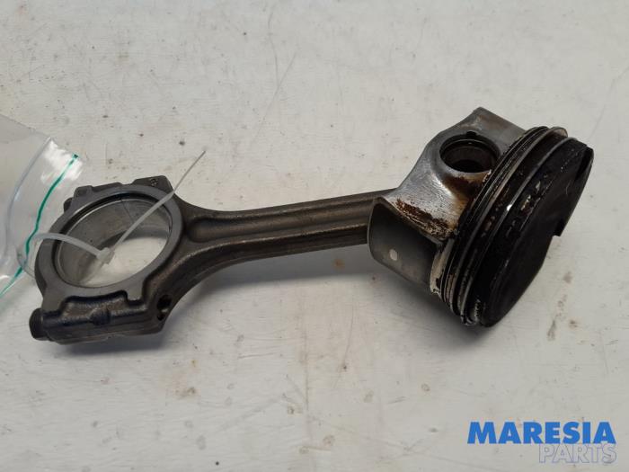 Gebruikte Drijfstang Renault Clio IV Estate/Grandtour (7R) 0.9 Energy TCE 12V Prijs € 50,00 Margeregeling aangeboden door Maresia Parts