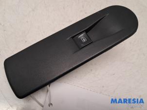 Gebruikte Ruit schakelaar elektrisch Renault Clio IV Estate/Grandtour (7R) 1.5 Energy dCi 90 FAP Prijs € 10,00 Margeregeling aangeboden door Maresia Parts
