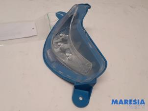 Gebruikte Dagrijverlichting rechts Renault Zoé (AG) 53kW Prijs € 90,00 Margeregeling aangeboden door Maresia Parts