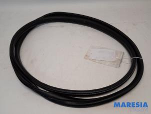 Gebruikte Deurrubber 4Deurs links-achter Peugeot 5008 I (0A/0E) 1.6 THP 16V Prijs € 20,00 Margeregeling aangeboden door Maresia Parts