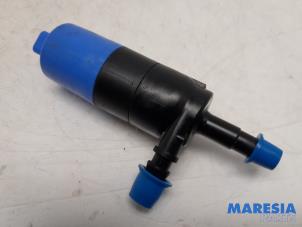Gebruikte Ruitensproeierpomp voor Peugeot 5008 I (0A/0E) 1.6 THP 16V Prijs € 10,00 Margeregeling aangeboden door Maresia Parts