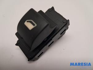 Gebruikte Ruit schakelaar elektrisch Peugeot 5008 I (0A/0E) 1.6 THP 16V Prijs € 10,00 Margeregeling aangeboden door Maresia Parts