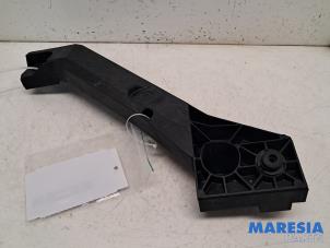 Gebruikte Frontdeel steun Opel Vivaro 1.6 CDTI BiTurbo 140 Prijs € 30,25 Inclusief btw aangeboden door Maresia Parts