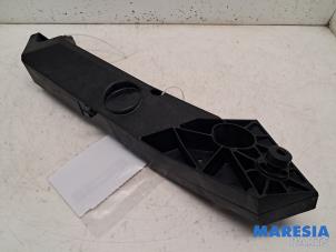 Gebruikte Frontdeel steun Opel Vivaro 1.6 CDTI BiTurbo 140 Prijs € 30,25 Inclusief btw aangeboden door Maresia Parts