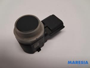 Gebruikte PDC Sensor Renault Arkana (RJLL) 1.6 E-Tech 145 16V Prijs € 24,99 Margeregeling aangeboden door Maresia Parts