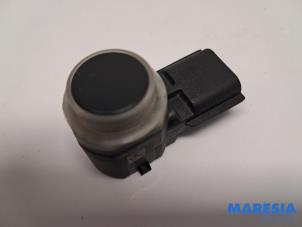 Gebruikte PDC Sensor Renault Arkana (RJLL) 1.6 E-Tech 145 16V Prijs € 24,99 Margeregeling aangeboden door Maresia Parts