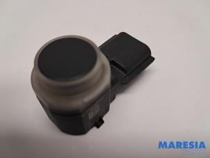 Gebruikte PDC Sensor Renault Arkana (RJLL) 1.6 E-Tech 145 16V Prijs € 24,99 Margeregeling aangeboden door Maresia Parts