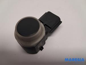 Gebruikte PDC Sensor Renault Arkana (RJLL) 1.6 E-Tech 145 16V Prijs € 24,99 Margeregeling aangeboden door Maresia Parts