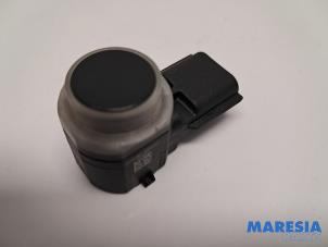 Gebruikte PDC Sensor Renault Arkana (RJLL) 1.6 E-Tech 145 16V Prijs € 24,99 Margeregeling aangeboden door Maresia Parts