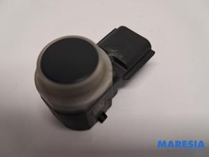 Gebruikte PDC Sensor Renault Arkana (RJLL) 1.6 E-Tech 145 16V Prijs € 24,99 Margeregeling aangeboden door Maresia Parts