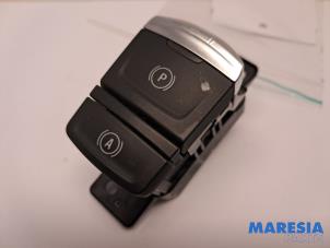 Gebruikte Schakelaar handrem Renault Arkana (RJLL) 1.6 E-Tech 145 16V Prijs € 24,95 Margeregeling aangeboden door Maresia Parts