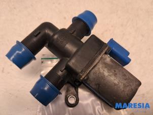 Gebruikte Waterpomp Renault Arkana (RJLL) 1.6 E-Tech 145 16V Prijs € 49,99 Margeregeling aangeboden door Maresia Parts