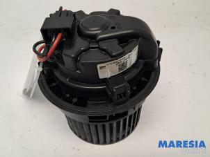 Gebruikte Chaufage Ventilatiemotor Renault Arkana (RJLL) 1.6 E-Tech 145 16V Prijs € 180,00 Margeregeling aangeboden door Maresia Parts