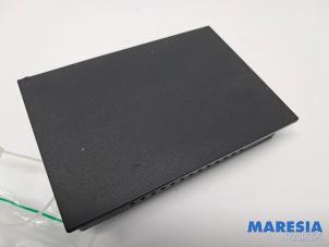 Gebruikte Draadloze oplader Renault Clio V (RJAB) 1.0 TCe 100 12V Prijs € 130,00 Margeregeling aangeboden door Maresia Parts