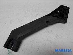 Gebruikte Frontdeel steun Opel Vivaro 1.6 CDTI 90 Prijs € 30,25 Inclusief btw aangeboden door Maresia Parts