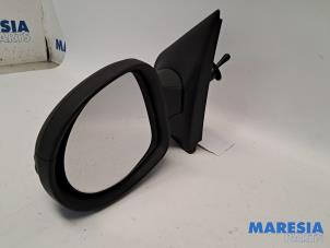 Gebruikte Spiegel Buiten links Renault Twingo II (CN) 1.2 Prijs € 25,00 Margeregeling aangeboden door Maresia Parts