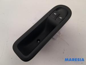 Gebruikte Combischakelaar ramen Renault Twingo II (CN) 1.2 Prijs € 25,00 Margeregeling aangeboden door Maresia Parts