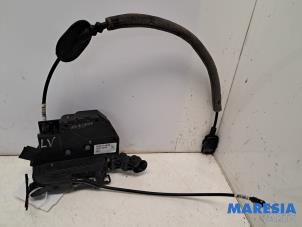 Gebruikte Deurslot Mechaniek 4Deurs links-voor Renault Captur (2R) 1.5 Energy dCi 90 FAP Prijs € 30,00 Margeregeling aangeboden door Maresia Parts