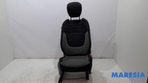 Gebruikte Stoel rechts Renault Captur (2R) 0.9 Energy TCE 12V Prijs € 89,95 Margeregeling aangeboden door Maresia Parts