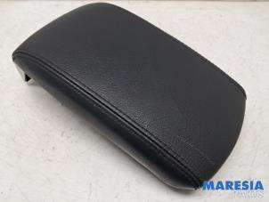 Gebruikte Armleuning Peugeot 308 SW (L4/L9/LC/LJ/LR) 1.6 BlueHDi 120 Prijs € 50,00 Margeregeling aangeboden door Maresia Parts