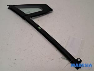 Gebruikte Driehoeks Ruit rechts-voor Renault Clio IV (5R) 0.9 Energy TCE 90 12V Prijs € 50,00 Margeregeling aangeboden door Maresia Parts