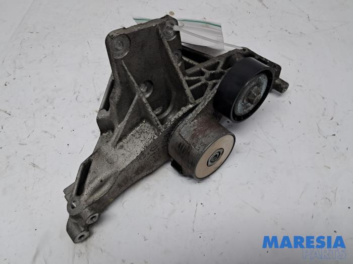 Gebruikte Dynamosteun boven Alfa Romeo Giulietta (940) 1.4 TB 16V MultiAir Prijs € 49,95 Margeregeling aangeboden door Maresia Parts