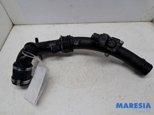 Gebruikte Intercooler Buis Peugeot 308 (L3/L8/LB/LH/LP) 1.2 12V e-THP PureTech 130 Prijs € 39,50 Margeregeling aangeboden door Maresia Parts