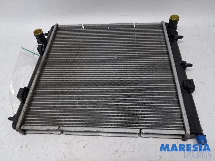 Gebruikte Radiateur Peugeot 208 I (CA/CC/CK/CL) 1.0 Vti 12V PureTech Prijs € 35,00 Margeregeling aangeboden door Maresia Parts