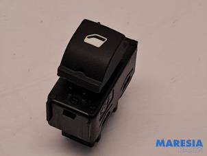 Gebruikte Schakelaar Elektrisch Raam Peugeot 208 I (CA/CC/CK/CL) 1.0 Vti 12V PureTech Prijs € 10,00 Margeregeling aangeboden door Maresia Parts