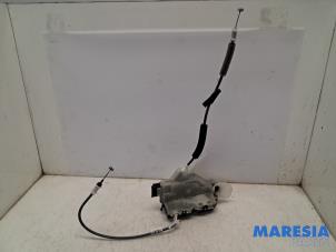 Gebruikte Slotmechaniek Portier 4Deurs links-voor Opel Corsa F (UB/UH/UP) 1.2 12V 75 Prijs € 42,35 Inclusief btw aangeboden door Maresia Parts