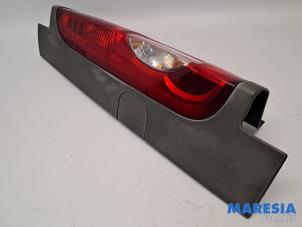 Gebruikte Achterlicht links Renault Trafic New (FL) 2.0 dCi 16V 115 Prijs € 54,45 Inclusief btw aangeboden door Maresia Parts