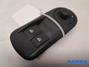 Gebruikte Combischakelaar ramen Renault Trafic New (FL) 2.0 dCi 16V 115 Prijs € 36,30 Inclusief btw aangeboden door Maresia Parts