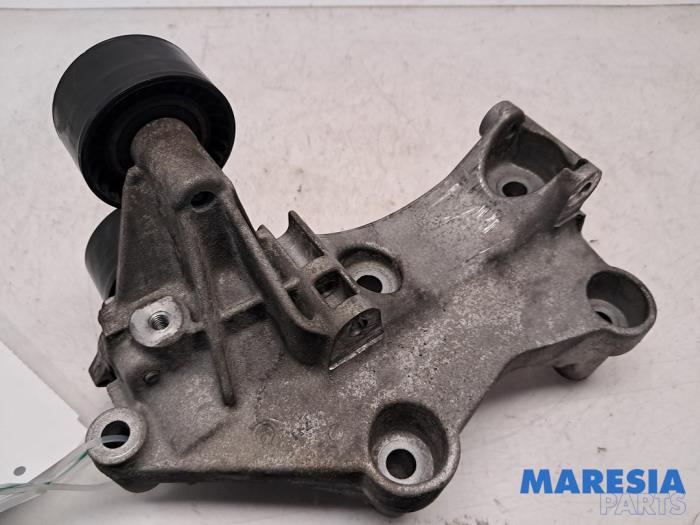 Gebruikte Dynamosteun boven Renault Trafic (1FL/2FL/3FL/4FL) 1.6 dCi 95 Prijs € 42,29 Inclusief btw aangeboden door Maresia Parts