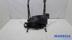 Gebruikte Slijkweerder Renault Trafic New (FL) 2.0 dCi 16V 115 Prijs € 30,25 Inclusief btw aangeboden door Maresia Parts