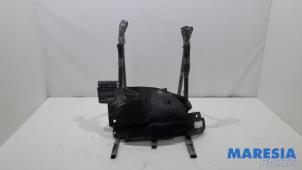 Gebruikte Slijkweerder Renault Trafic New (FL) 2.0 dCi 16V 115 Prijs € 30,25 Inclusief btw aangeboden door Maresia Parts