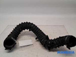 Gebruikte Aanzuigslang Lucht Renault Trafic New (FL) 2.0 dCi 16V 115 Prijs € 36,30 Inclusief btw aangeboden door Maresia Parts