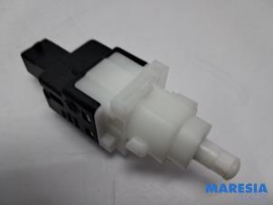 Gebruikte Schakelaar Remlicht Fiat 500 (312) 0.9 TwinAir 85 Prijs € 10,00 Margeregeling aangeboden door Maresia Parts