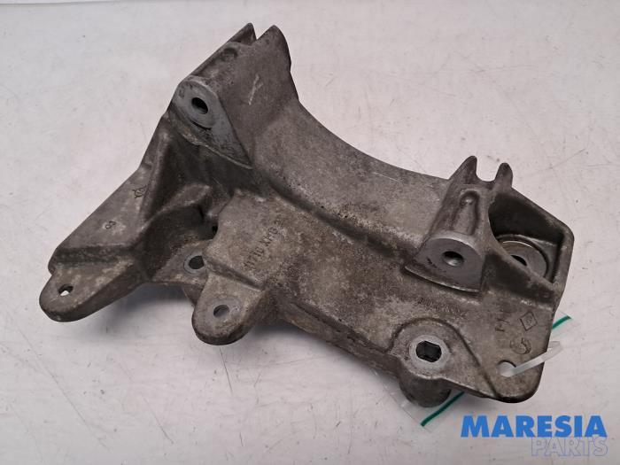 Gebruikte Dynamosteun boven Renault Megane III Coupe (DZ) 1.4 16V TCe 130 Prijs € 25,00 Margeregeling aangeboden door Maresia Parts