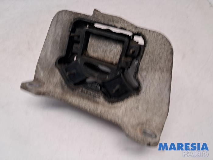 Gebruikte Motorsteun Renault Master III (EV/HV/UV/VA/VB/VD/VF/VG/VJ) 2.3 dCi 145 16V FWD Prijs € 42,29 Inclusief btw aangeboden door Maresia Parts