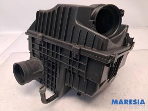 Gebruikte Luchtfilterhuis Renault Master III (EV/HV/UV/VA/VB/VD/VF/VG/VJ) 2.3 dCi 145 16V FWD Prijs € 48,40 Inclusief btw aangeboden door Maresia Parts