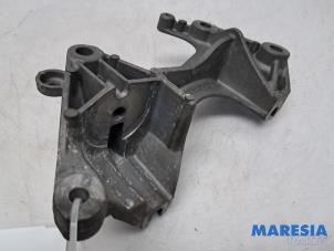 Gebruikte Dynamosteun boven Renault Clio IV Estate/Grandtour (7R) 0.9 Energy TCE 90 12V Prijs € 24,99 Margeregeling aangeboden door Maresia Parts