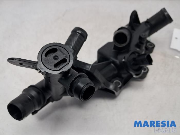 Thermostaathuis van een Renault Clio IV Estate/Grandtour (7R) 0.9 Energy TCE 90 12V 2018