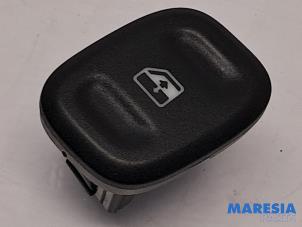 Gebruikte Elektrisch Raam Schakelaar Fiat Panda/Pandina (312) 0.9 TwinAir 65 Prijs € 10,00 Margeregeling aangeboden door Maresia Parts