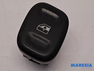 Gebruikte Schakelaar Elektrisch Raam Fiat Panda/Pandina (312) 0.9 TwinAir 65 Prijs € 10,00 Margeregeling aangeboden door Maresia Parts