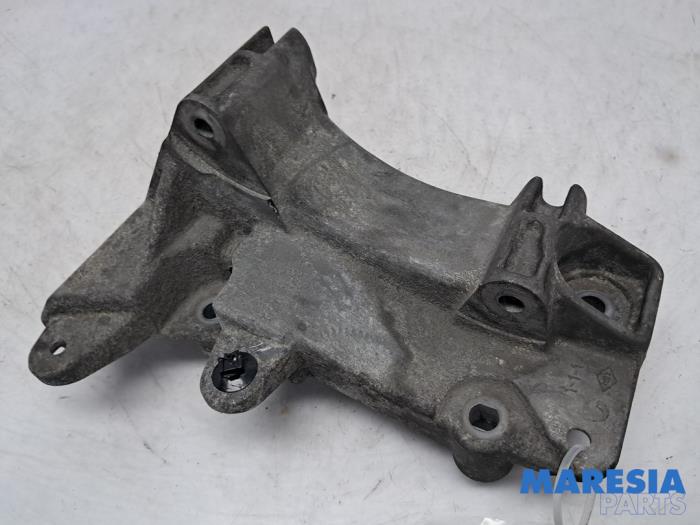 Gebruikte Dynamosteun boven Renault Megane III Grandtour (KZ) 1.4 16V TCe 130 Prijs € 25,00 Margeregeling aangeboden door Maresia Parts